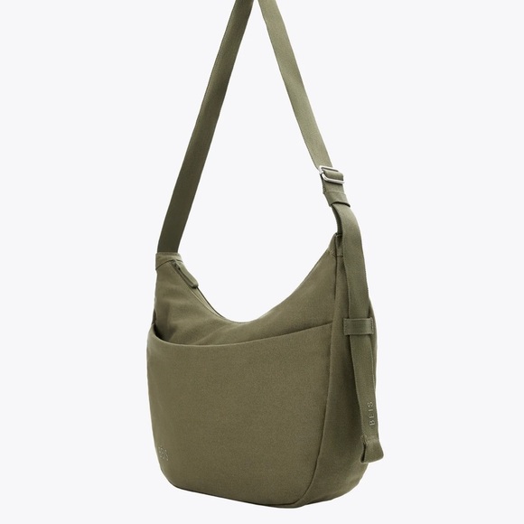 😊Beis The Carryall Crossbody in Black NWT - Picture 2 of 5